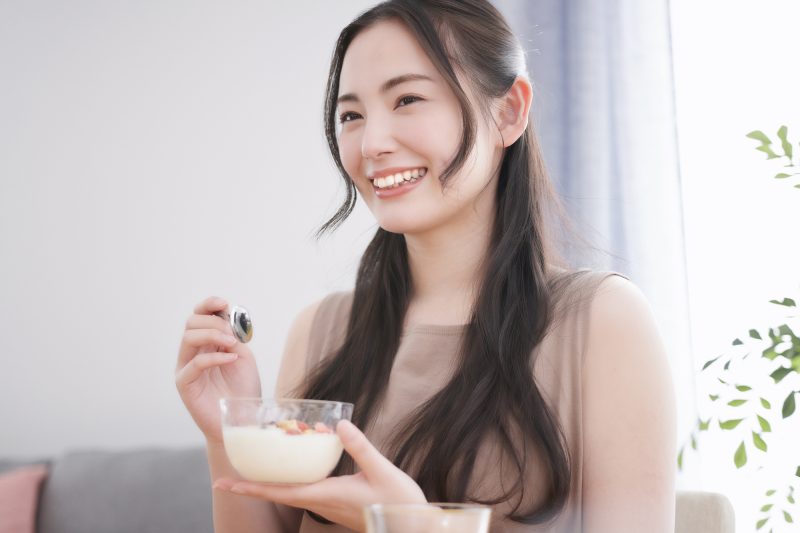 ヨーグルト食べる女性